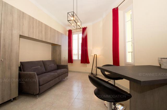 Location appartement Régates Royales de Cannes 2024 J -142 - Hall – living-room - Carrousel stud